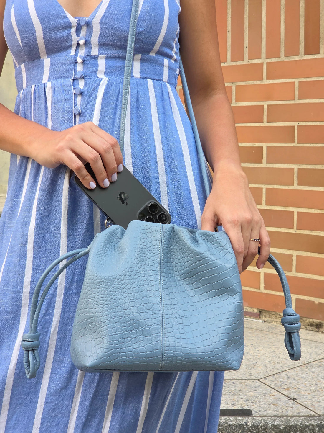 Consejos para combinar accesorios de cuero con tu outfit diario