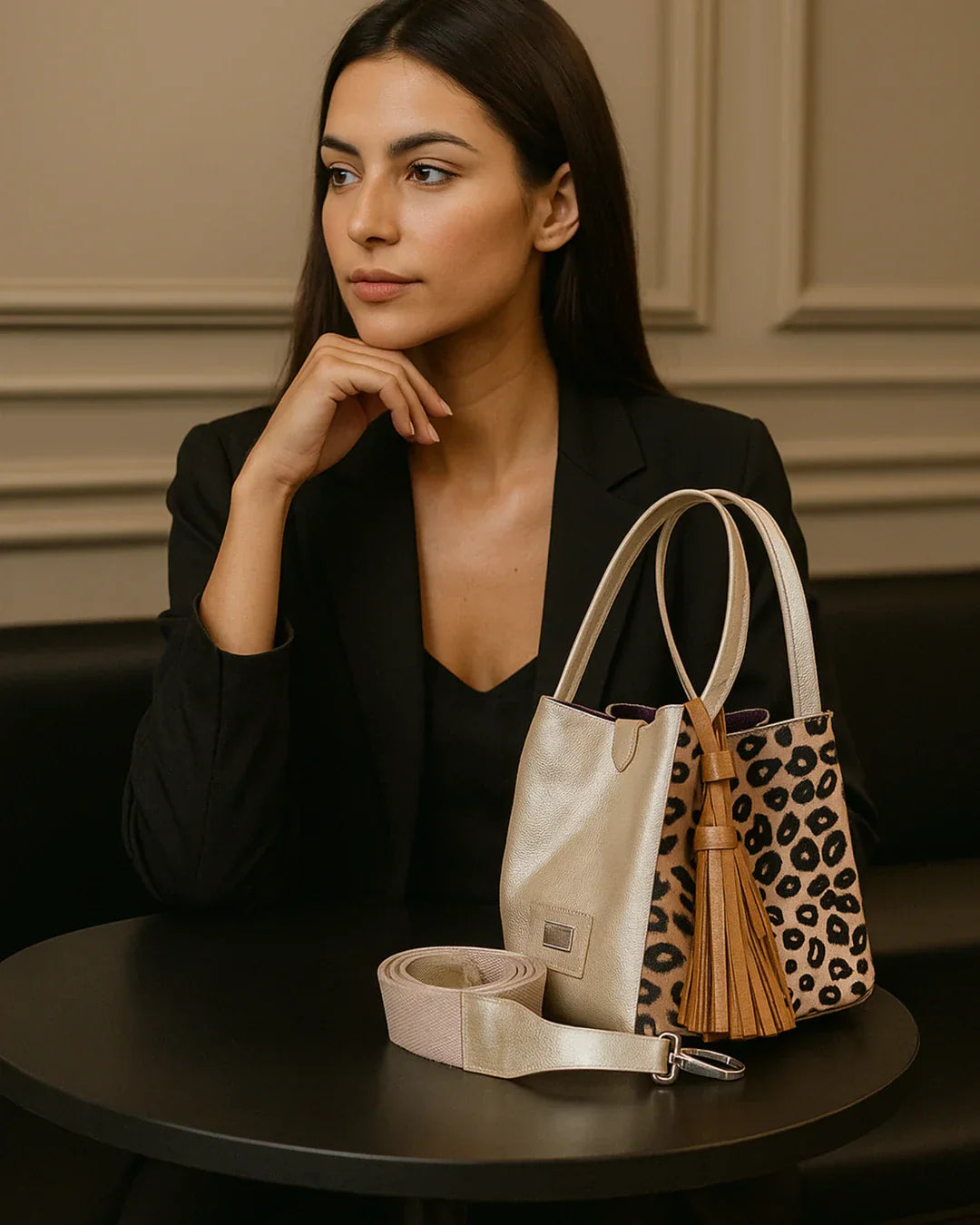 Mujer con bolso en cuero para mujer color oro