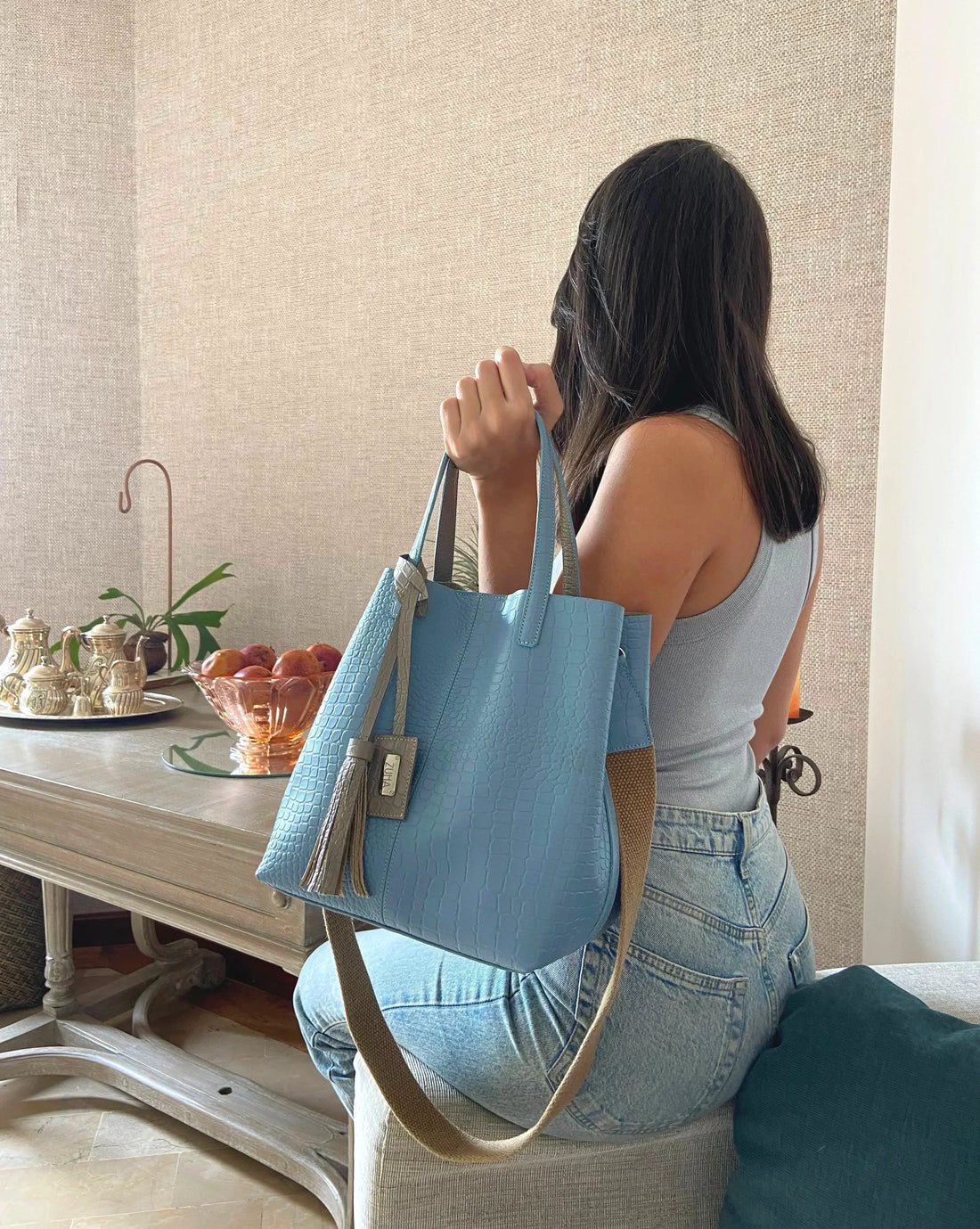 Mujer con bolso en cuero color azul celeste