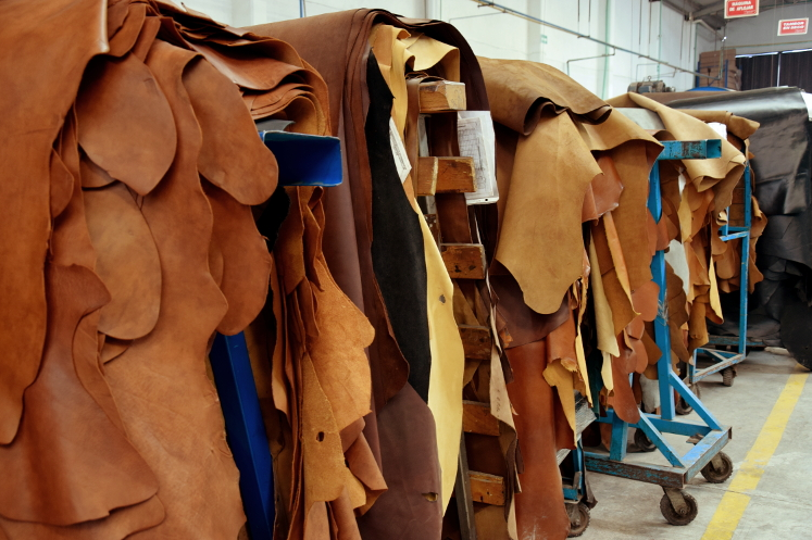 Cuero listo para ser transformado en un bolso ZUHA