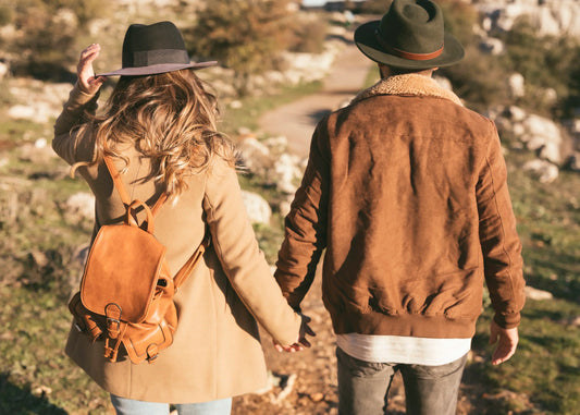 Hombre y mujer con chaqueta en cuero y morrral en cuero
