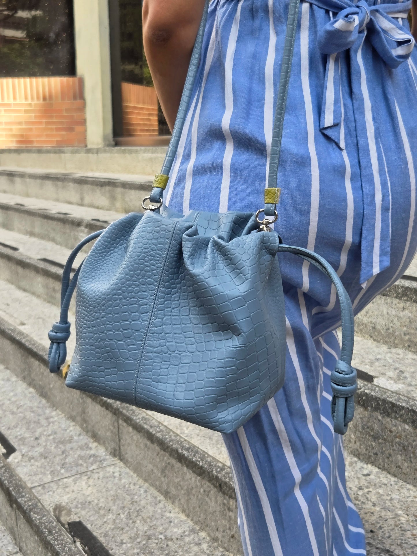 Bolso en cuero mujer reptil azul celeste