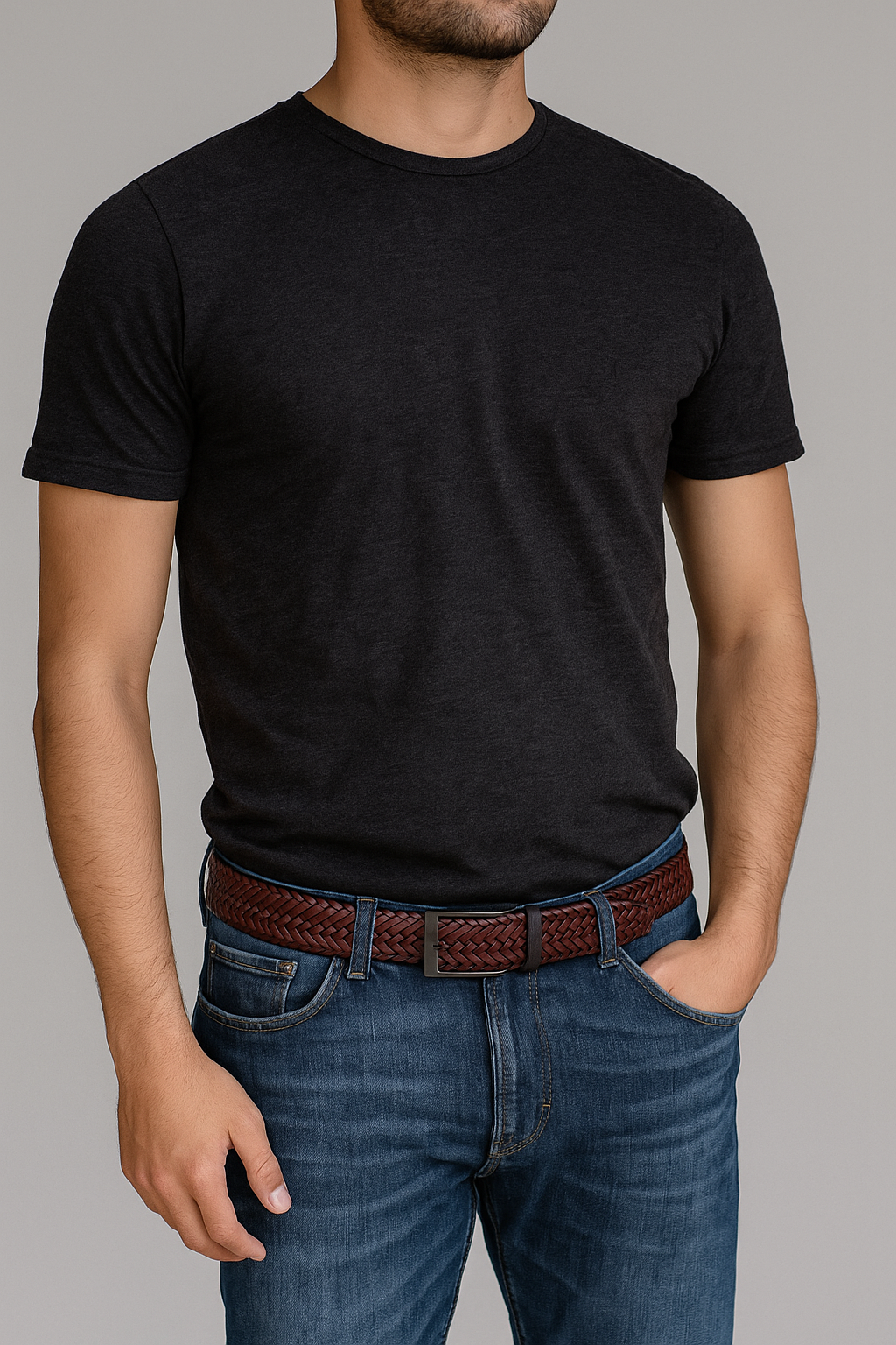 Hombre llevando un cinturon en cuero ZUHA