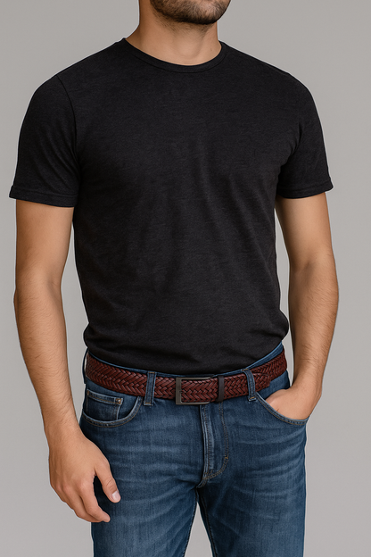 Hombre llevando un cinturon en cuero ZUHA